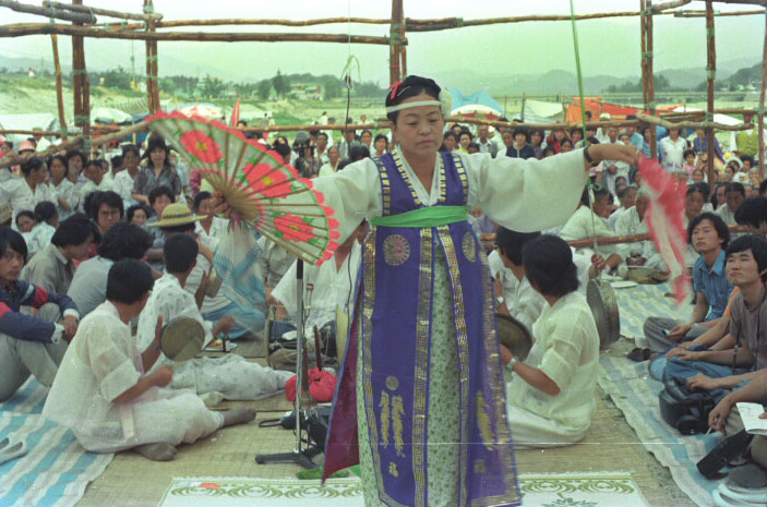 1980.6.15~19_단오굿 외국인 관람001.jpg